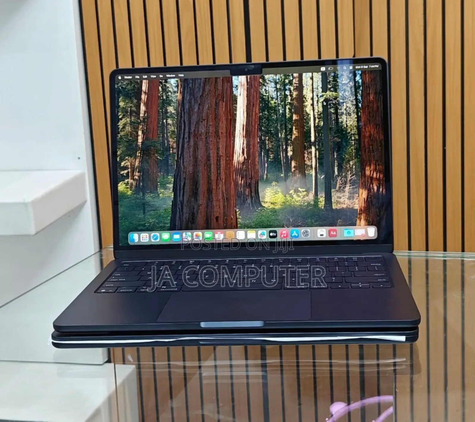 New Laptop Apple MacBook Air 2025 M4 13-Inch 16GB Apple M4 SSD 256GB