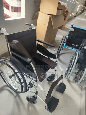 Photo - Toilet Wheelchair座椅commod Wheelchair肇事wheelchair佛法wheelchair Commode