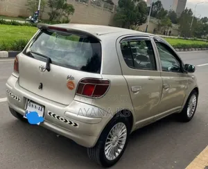Photo - Toyota Vitz 2002