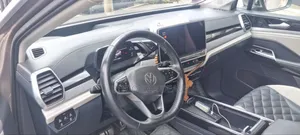 Volkswagen ID.6 2024 Gold