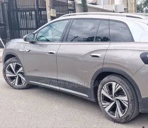 Volkswagen ID.6 2024 Gold