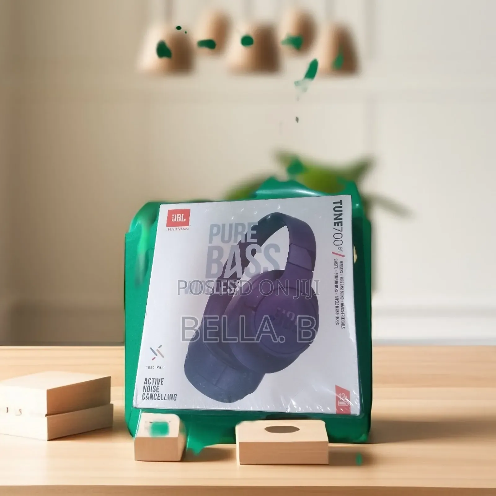 Brand New JBL 700bt Headset: The Perfect Blend of Comfort and Quality.