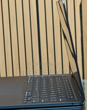 Photo - New Laptop Apple MacBook Air 2022 M2 16GB Apple M3 SSD 256GB