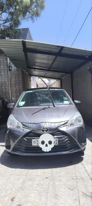 Photo - Toyota Yaris 2020 Gray