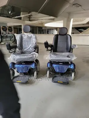 Electrical Wheelchair由∆Wheelchair群古rechargeable Battery Wheelchair