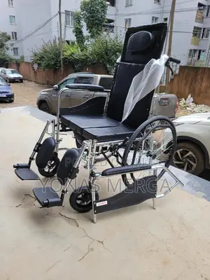 Toilet Wheelchair豐三suggesting Durability
Padded Armrests Footrests