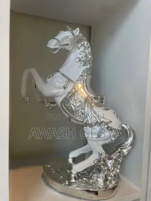 Photo - Horse Statue Sculpture for Office Desk
