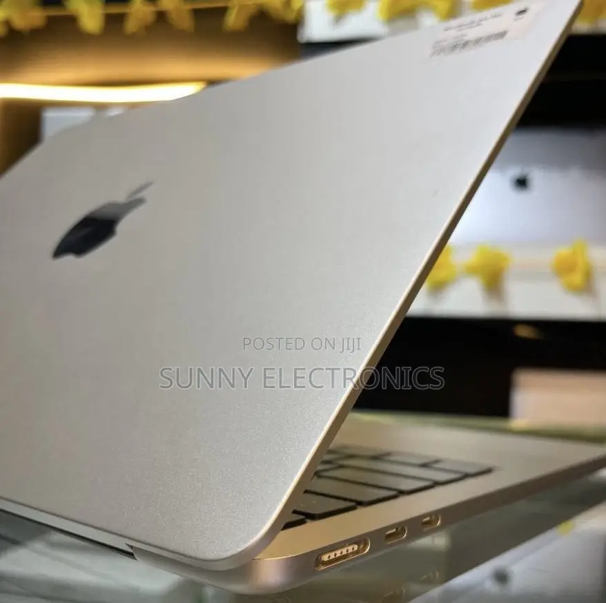 New Laptop Apple MacBook Air 2024 M3 13-Inch 16GB SSD 512GB