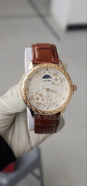 Photo - Tevise Quartz Leather Band Watch