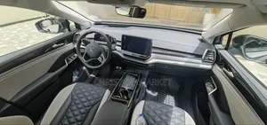 Volkswagen ID.6 2024 Gold