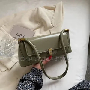 Photo - የእጅ ቦርሳ እጃችን ለይ አለ