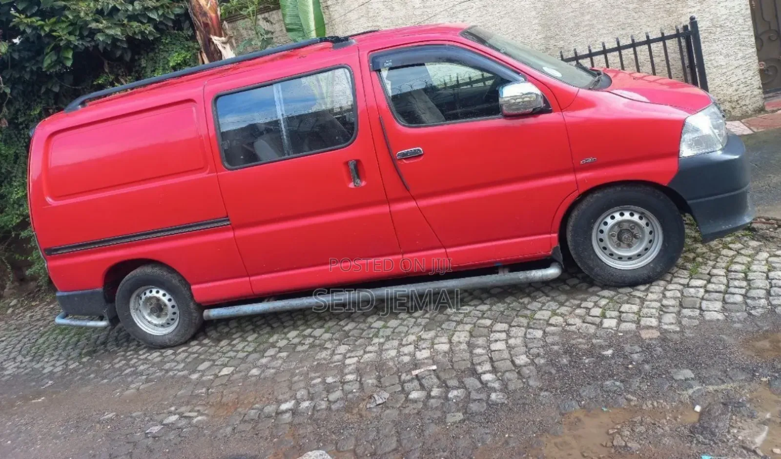 Toyota HiAce 2011 Red