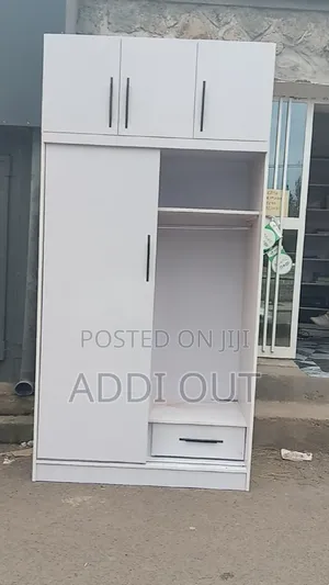 በነጭ ላምኔት የተሰራ 1.20 Cupboard