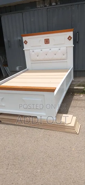 Photo - ፍሬሙ ጎልደን ከለር የሆነ ሜትር ከሃያ አልጋ