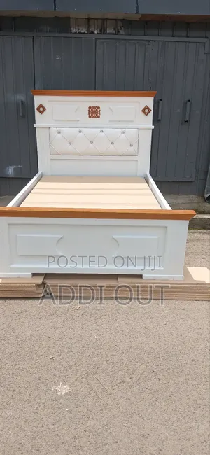 ፍሬሙ ጎልደን ከለር የሆነ ሜትር ከሃያ አልጋ