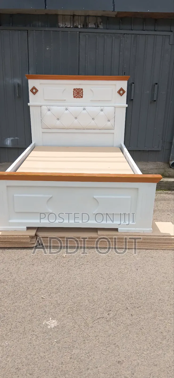 ፍሬሙ ጎልደን ከለር የሆነ ሜትር ከሃያ አልጋ