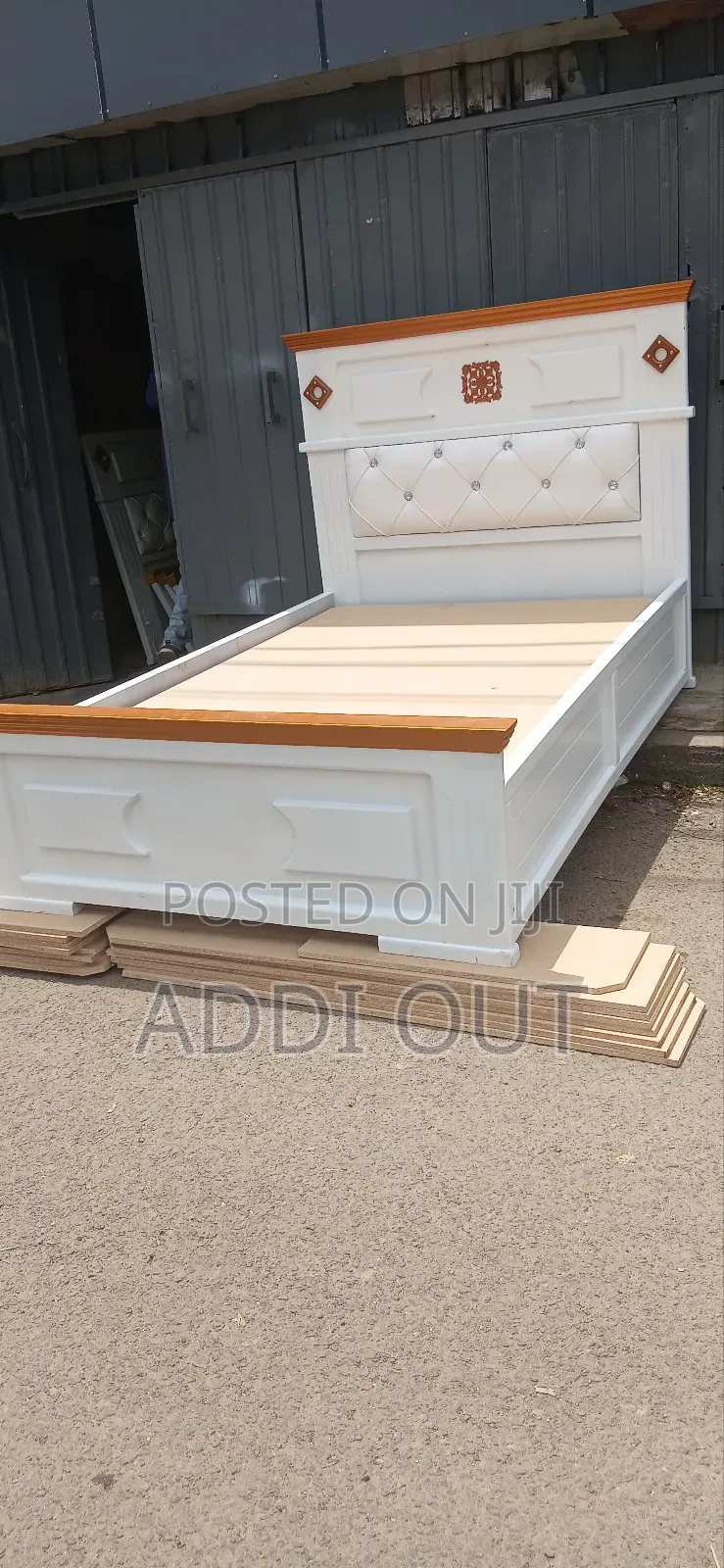 ፍሬሙ ጎልደን ከለር የሆነ ሜትር ከሃያ አልጋ