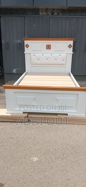 ፍሬሙ ጎልደን ከለር የሆነ ሜትር ከሃያ አልጋ