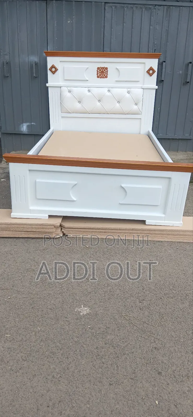 ፍሬሙ ጎልደን ከለር የሆነ ሜትር ከሃያ አልጋ