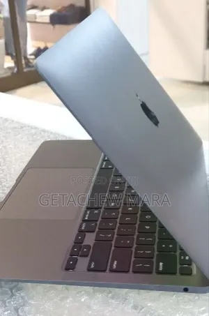 Photo - New Laptop Apple MacBook 2020 8GB Intel SSD 256GB