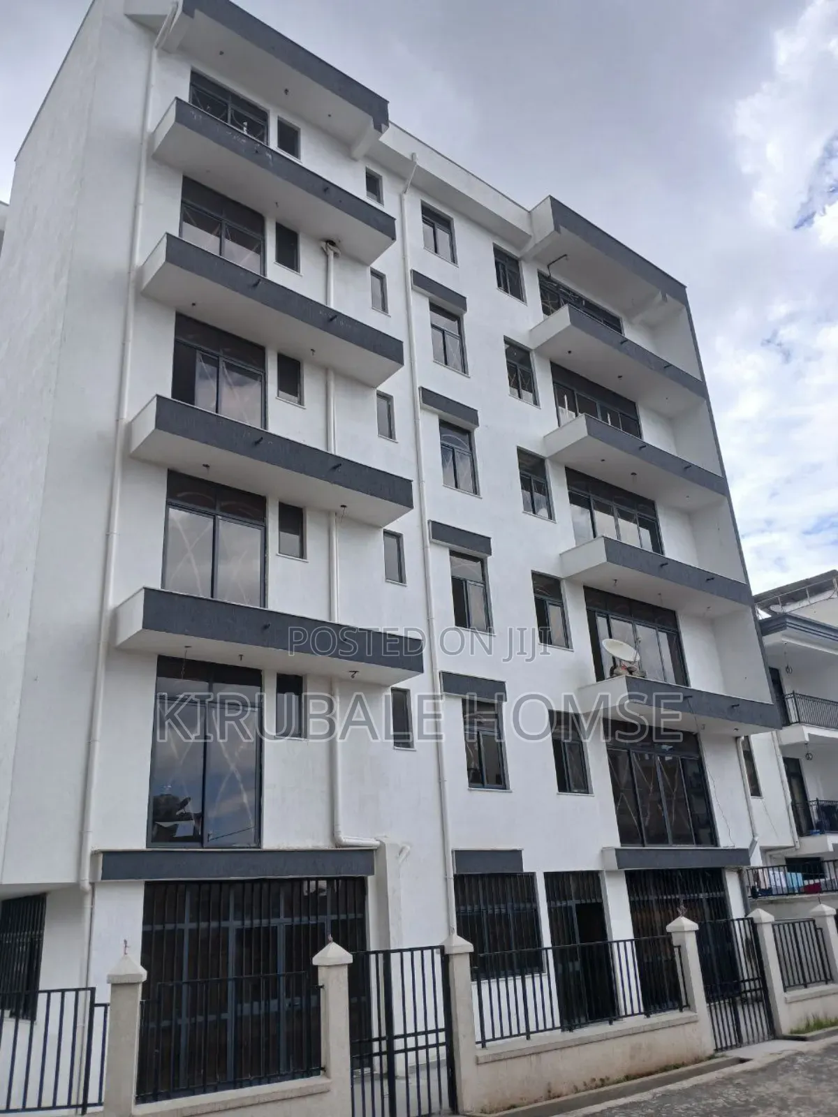 20bdrm Apartment in ሃያት አደባባይ ሙሉ አፓርታማ, Bole for sale