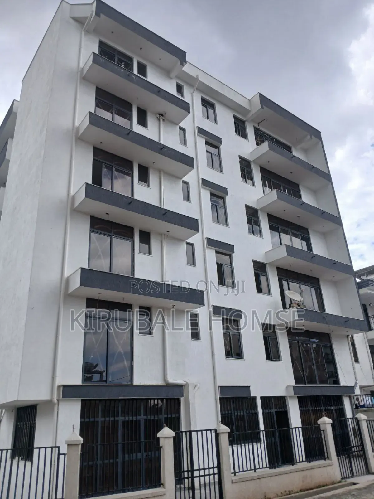 20bdrm Apartment in ሃያት አደባባይ ሙሉ አፓርታማ, Bole for sale
