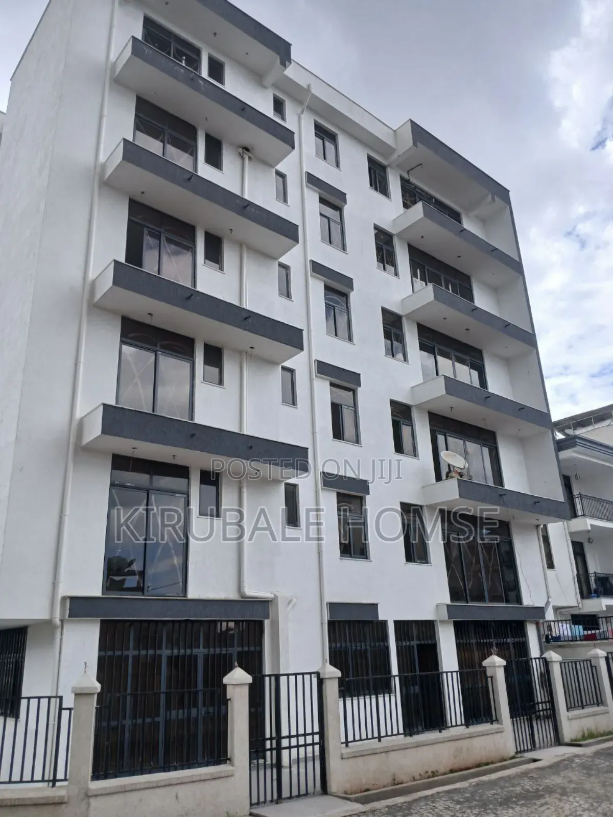 20bdrm Apartment in ሃያት አደባባይ ሙሉ አፓርታማ, Bole for sale