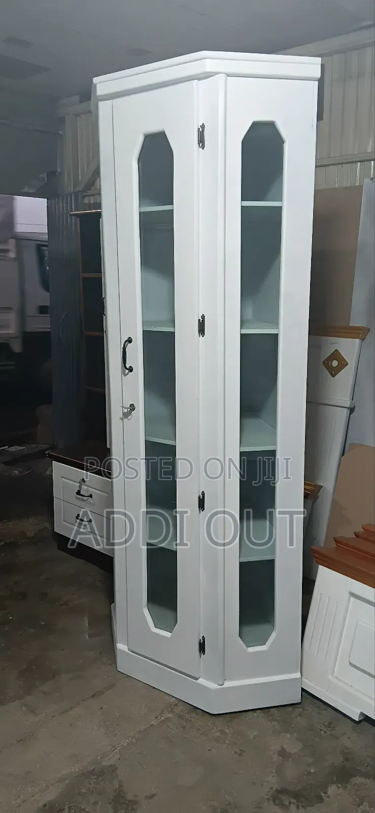 ሙሉ በሩ መስታወት የሆነ ኮርነር