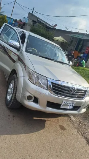 Photo - Toyota Hilux 2015 Gray