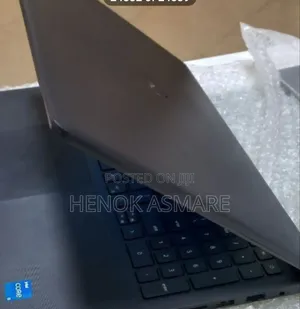 New Laptop Dell Vostro 3520 8GB Intel Core I5 SSD 1T