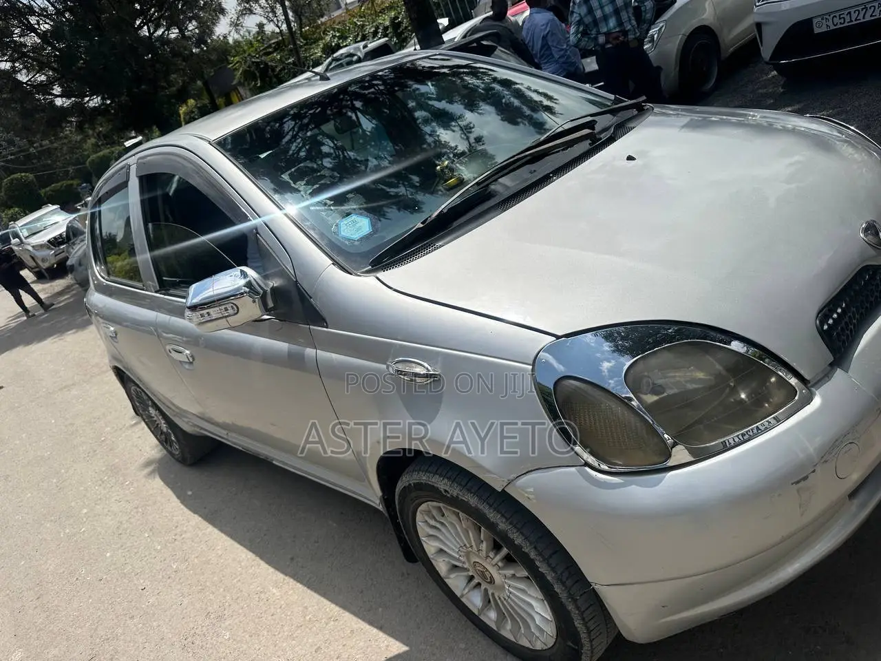 Toyota Vitz 2001 Silver