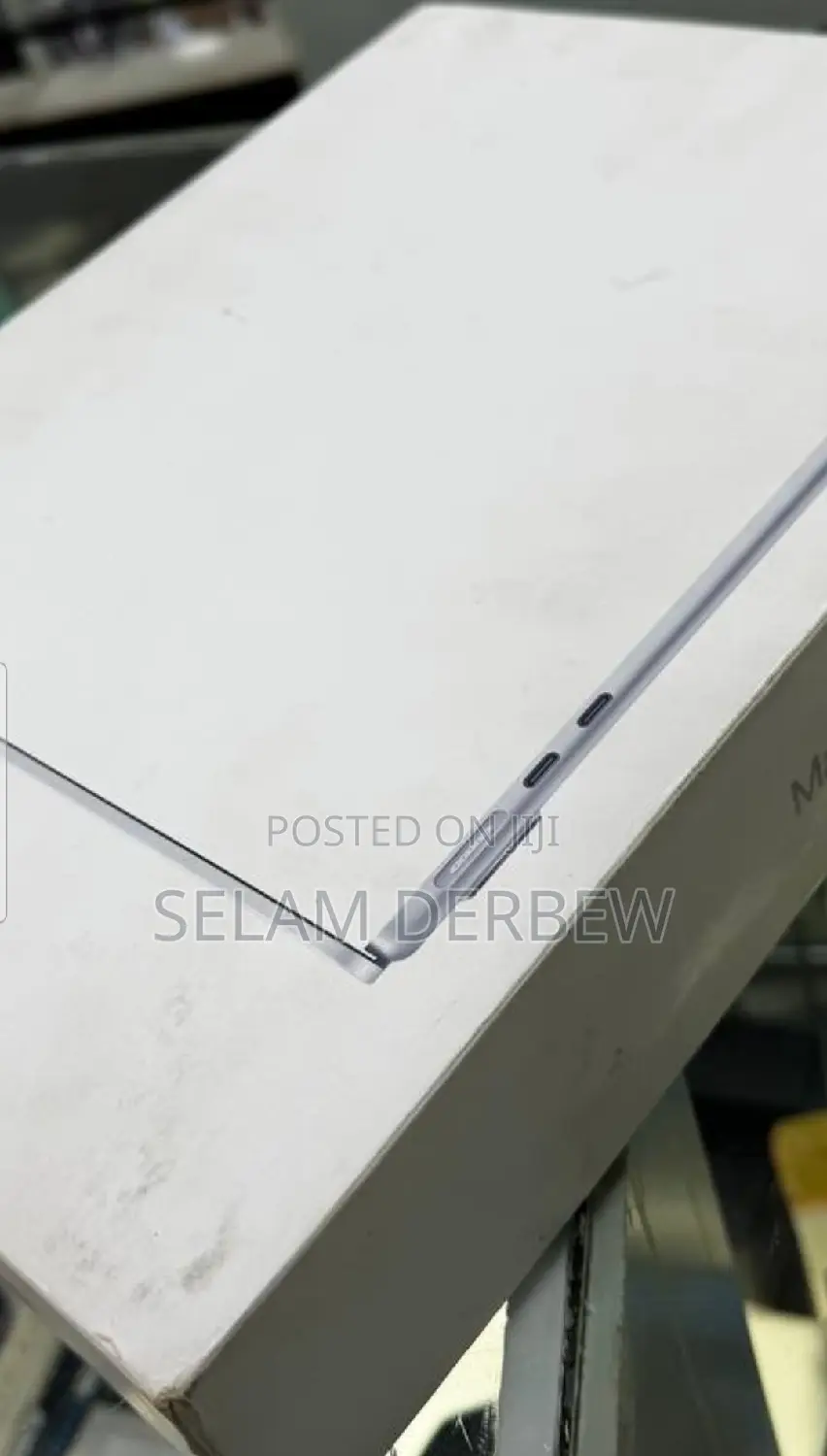 New Laptop Apple MacBook Air 2024 M3 13-Inch 16GB Apple M4 SSD 256GB