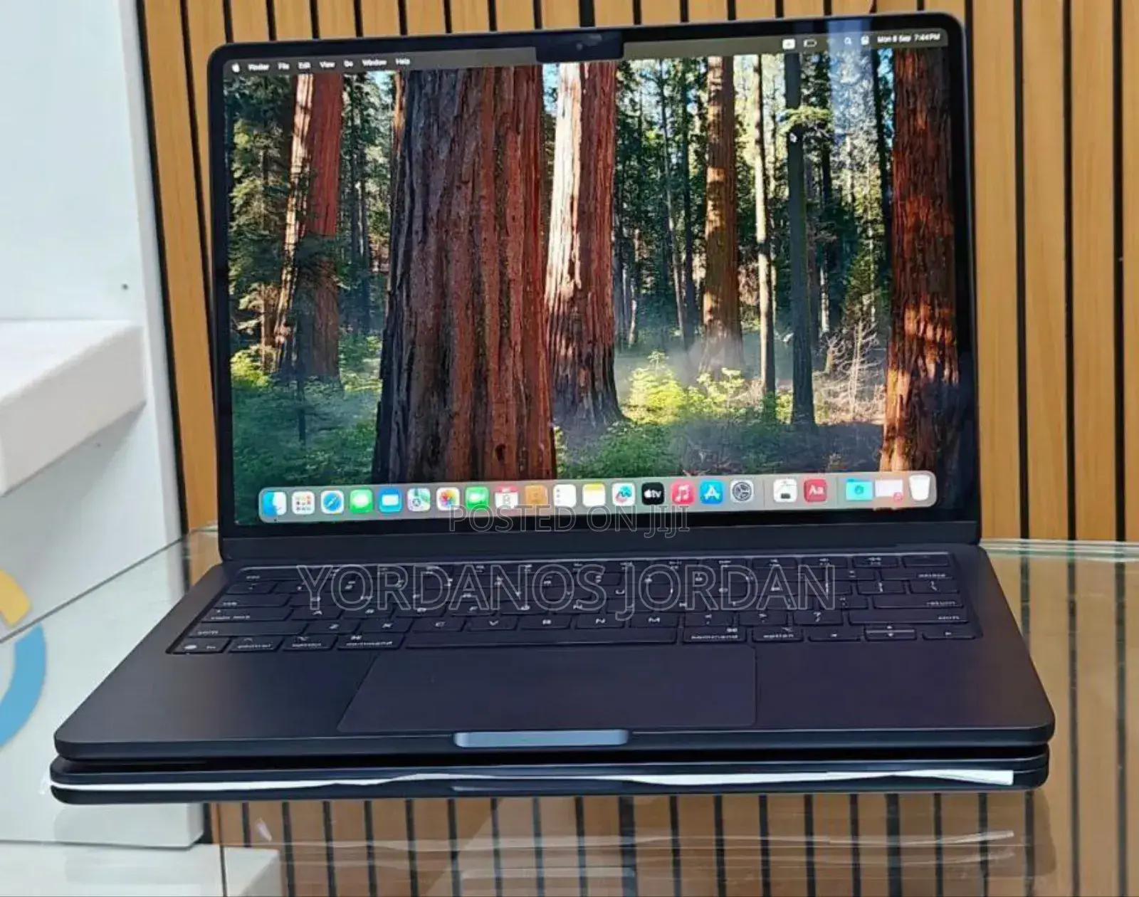 New Laptop Apple MacBook Air 2025 M4 13-Inch 16GB Apple M4 SSD 256GB