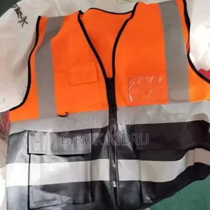 Photo - የተለያዩ ከለር ያላቸው ቬስት እና የሴፍቲ እቃዎች እኛ ጋ ያገኛሉ