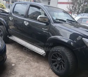 Toyota Hilux SR 4x4 2013 Black