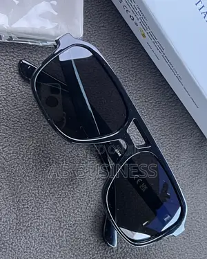 Photo - Retro Minimalist Classic Design Square Sunglasses