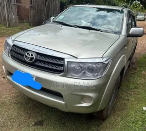 Photo - Toyota Fortuner 2010 Gray