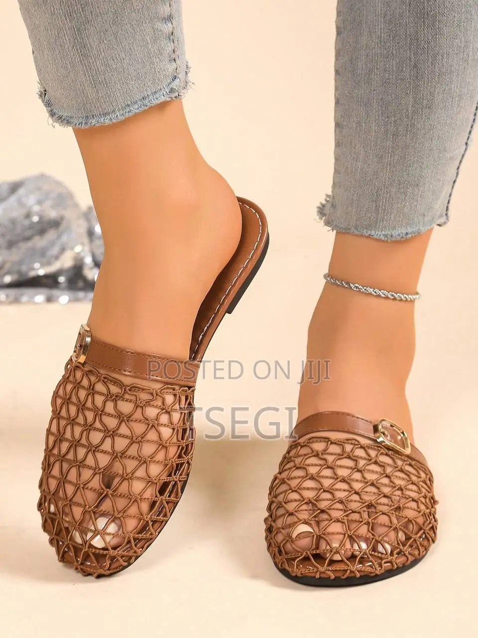 የሚያማምሩ የሴቶች ክፍት ጫማዎች