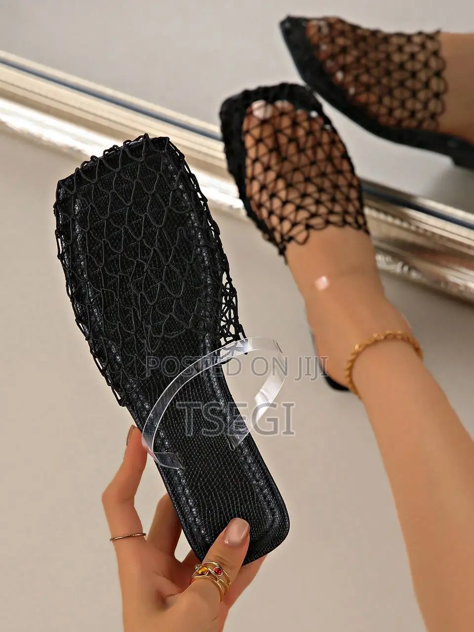 የሚያማምሩ የሴቶች ክፍት ጫማዎች