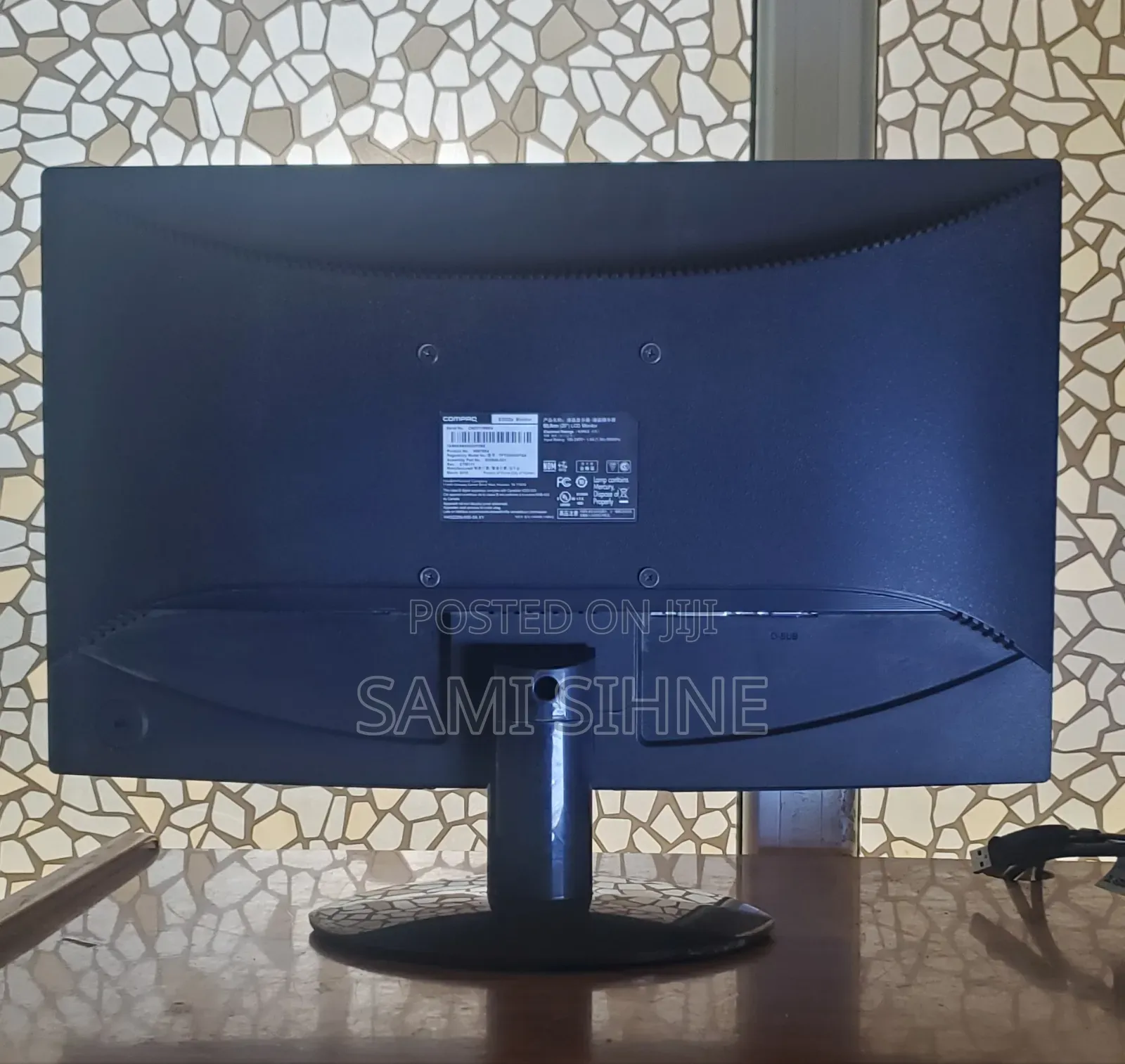 20 Inch Compaq Monitor Vga Port Only and Speaker Inside