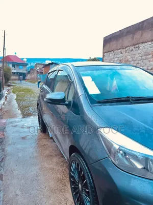 Photo - Toyota Yaris Base Hatchback 5dr 2011 Gray