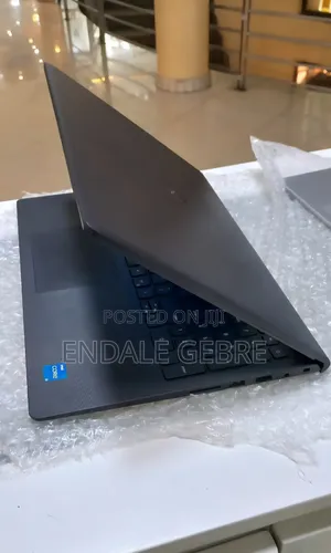 New Laptop Dell Vostro 3520 8GB Intel Core I5 SSD 1T