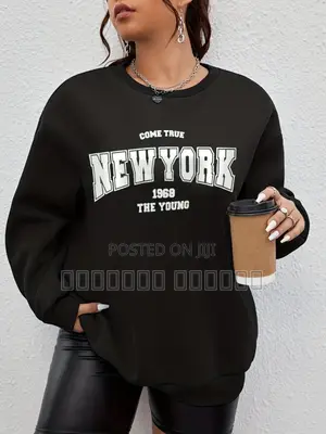 Classic Unisex Sweatshirt – Warm Stylish