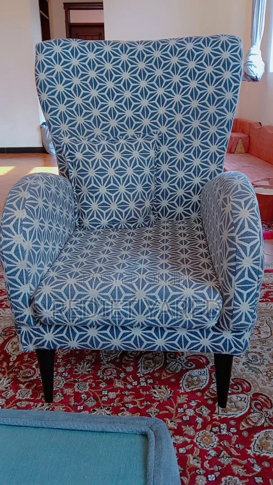 Salon Grey and White Sofa With Table.