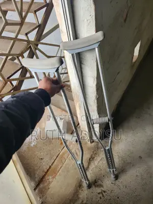 Photo - Axillary Bilateral Crutches俠士bilateral Crutches痛苦axillary Crutches New