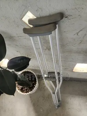 Photo - Axillary Bilateral Crutches求情crutches男人bilateral Crutches庫房crutches