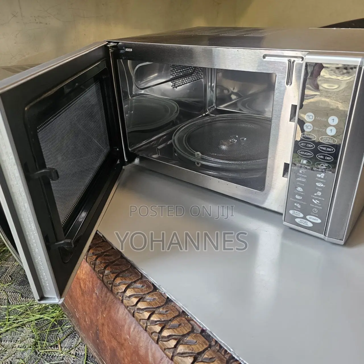 Microwave Oven With Grill