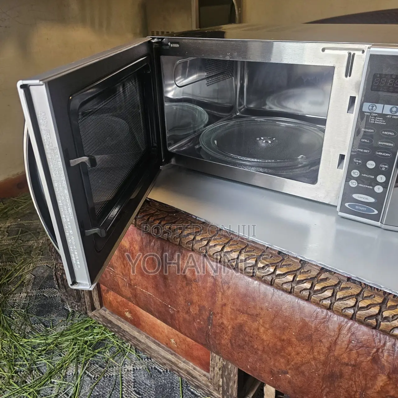 Microwave Oven With Grill