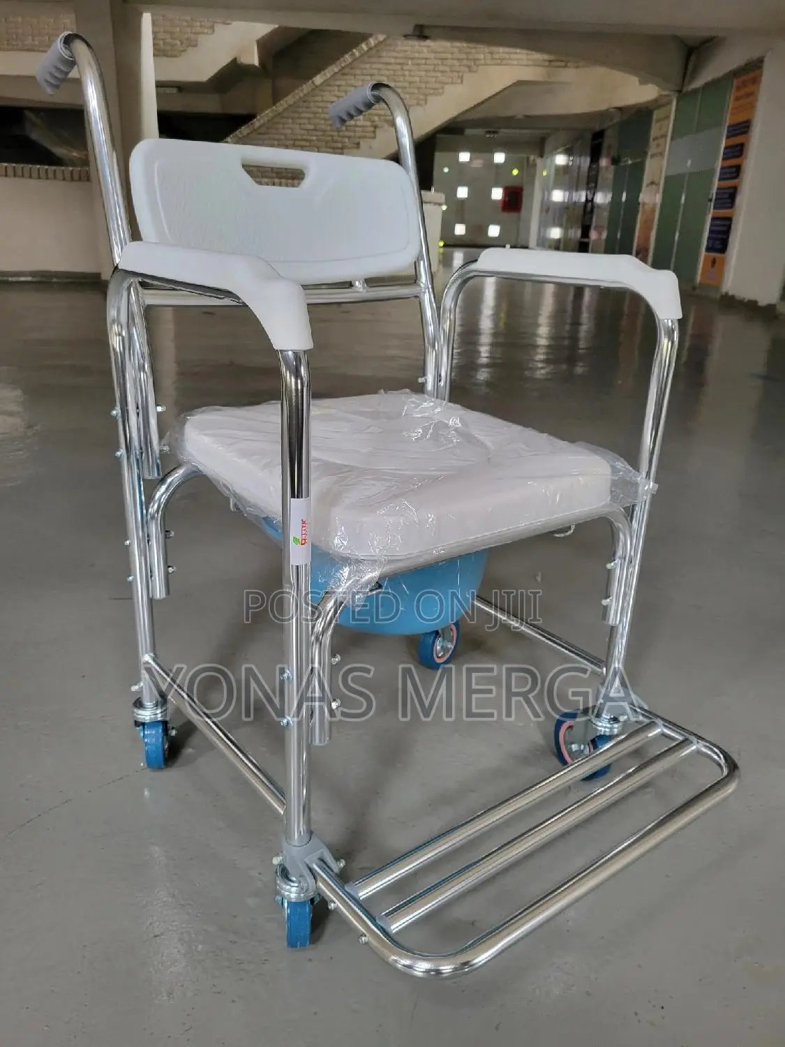 Pot Chair።圜commode Is Supplied舟፶removable Pan With a Lid and Handle