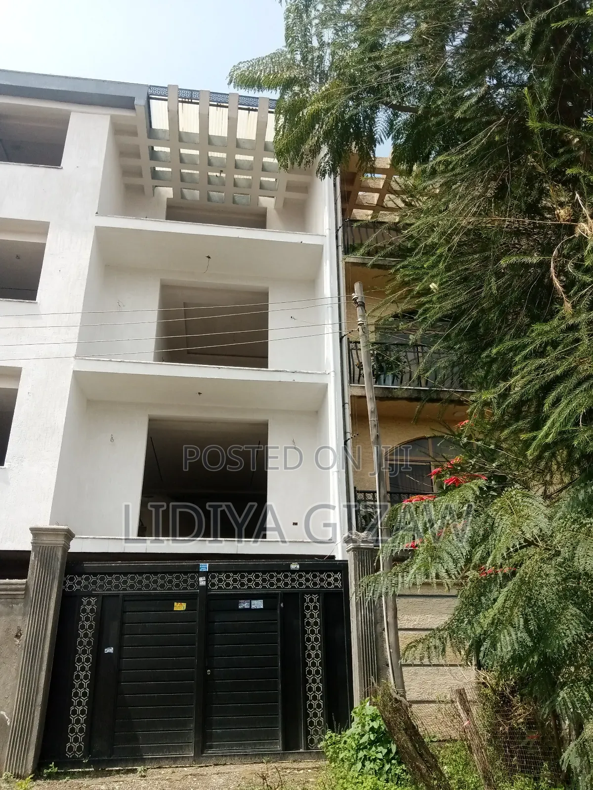 5bdrm House in Akaky Kaliti for sale